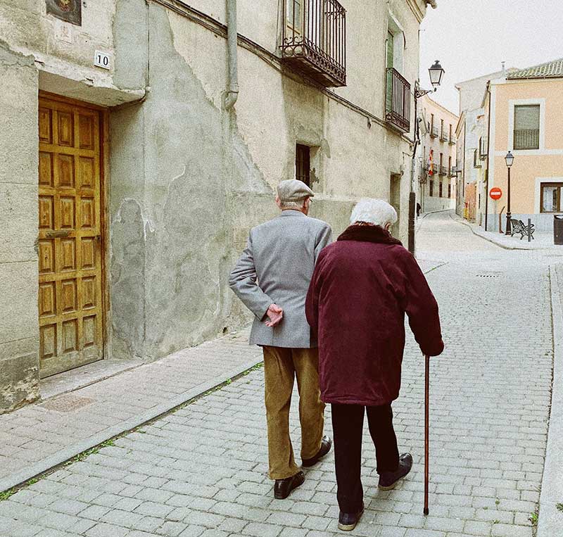 twee oude mensen wandelend
