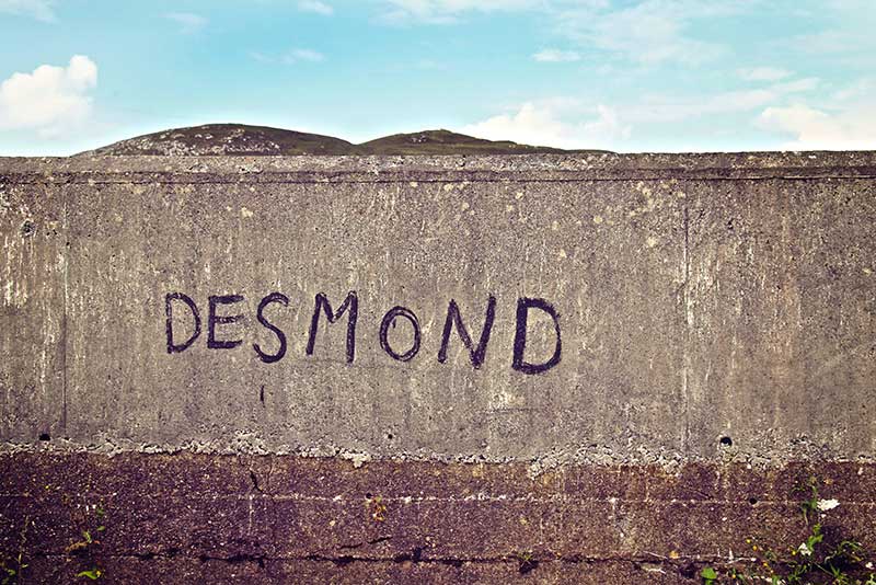 Het woord "DESMOND" in graffiti op een muur gespoten